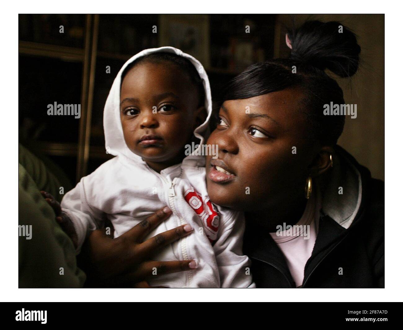 Teenagermutter Renee Mc Farlane 18 mit ihrer Tochter Serena Harde 16 Monate zu Hause in Süd-London.pic David Sandison 29/10/2004 Stockfoto