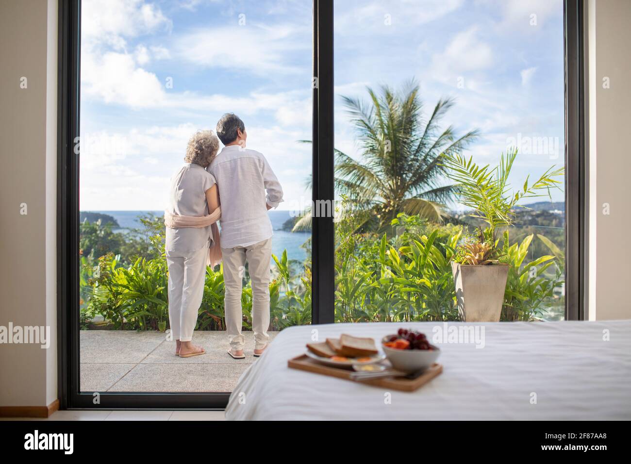 Ein glückliches Seniorenpaar, das sich auf dem Balkon entspannen konnte Stockfoto