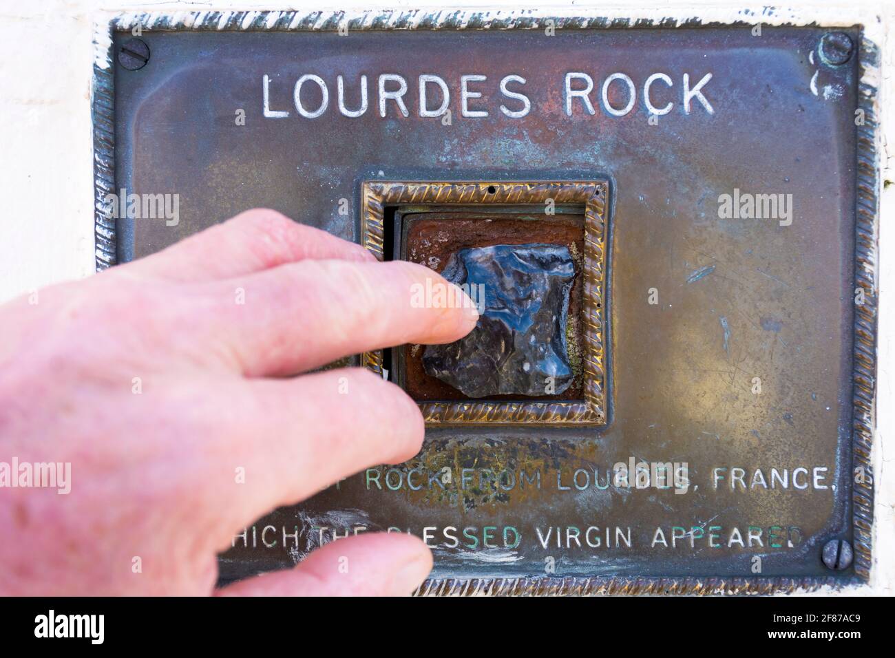 Ein Stück Lourdes Rock vor einer römisch-katholischen Kirche in der Grafschaft Donegal, Irland Stockfoto