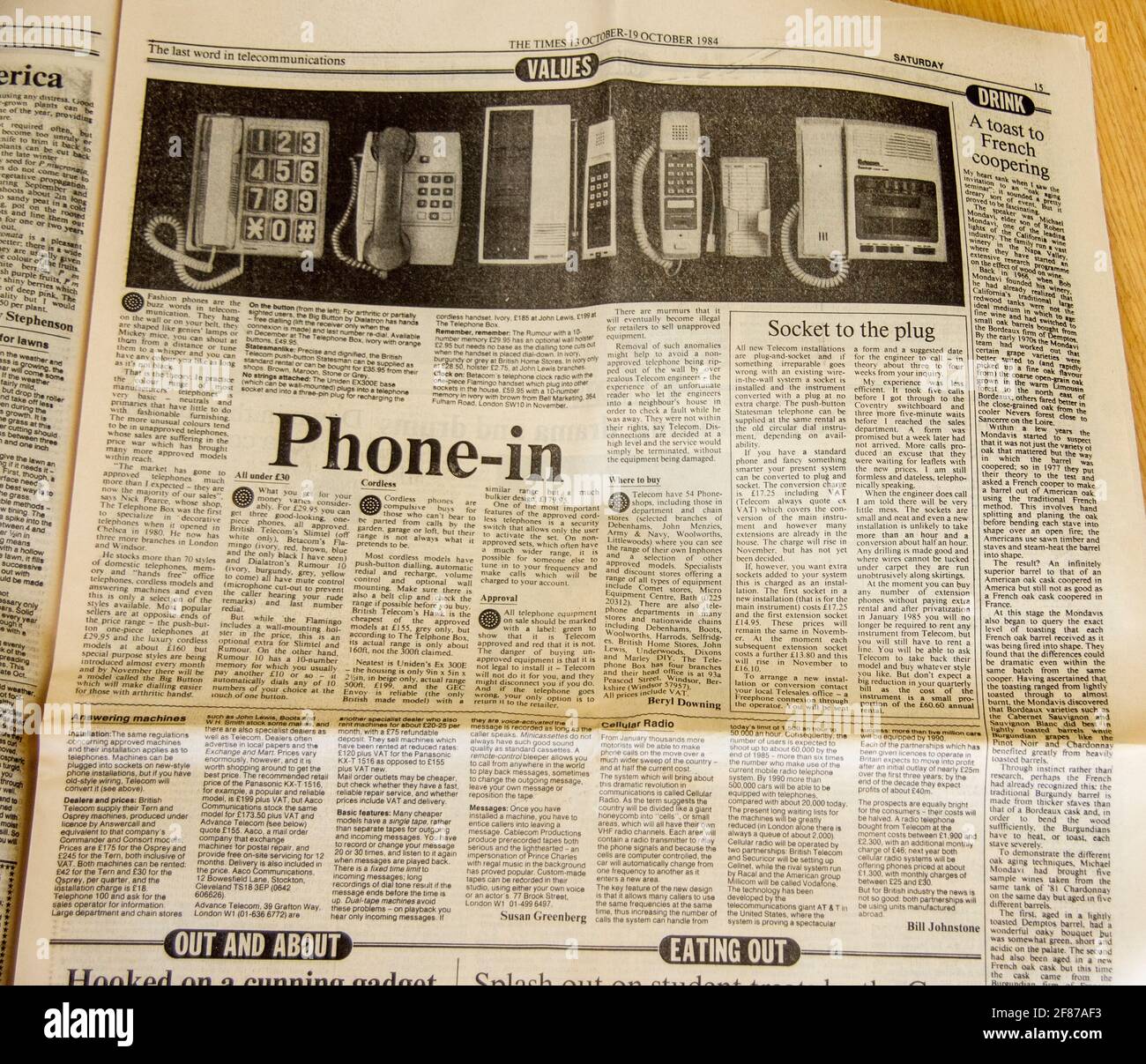 Seite der Zeitung UK Times, die im Oktober 1984 verfügbare Telefontypen überprüft. Eine neuere Geschichte von Telefonen und Mobilteilen. Stockfoto