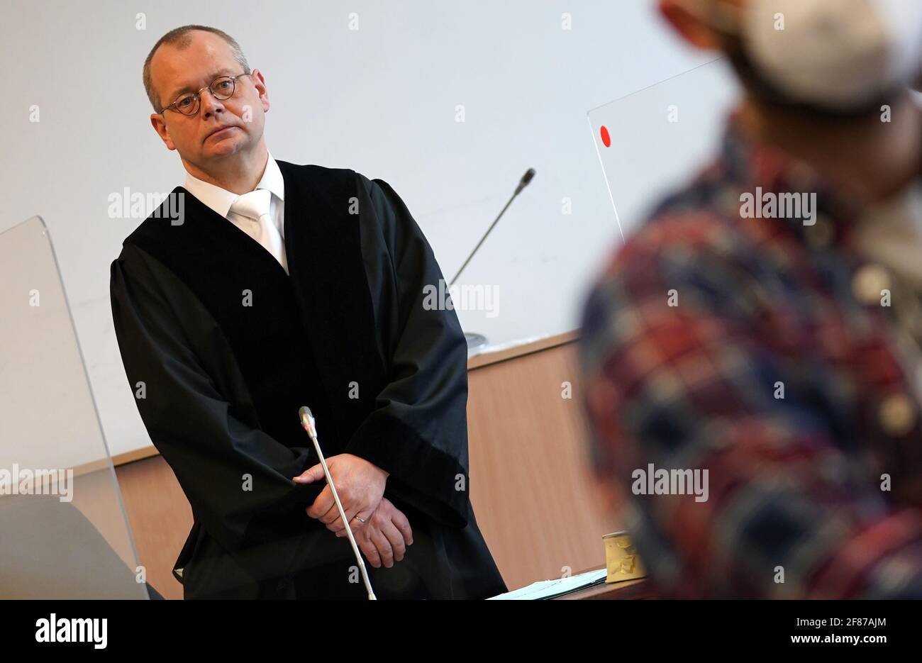 Hamburg, Deutschland. 12. April 2021, Hamburg: Bezirksrichter David Vymer, Vorsitzender des Bezirksgerichts, steht zu Beginn des Prozesses im Gerichtssaal des Strafgerichtsgebäudes. Der Angeklagte soll von seinen Geschäftspartnern während eines potenziellen Handels mit einer großen Menge Marihuana am 19. April 2020, als er übergeben wurde, niedergeschlagen und beraubt worden sein. Die beiden Täter sollen mit 40,000 Euro geflohen sein. Der Angeklagte soll die Flüchtlinge zu ihrem Haus verfolgt und mehrmals auf die Eingangstür geschossen haben, aber niemanden verletzt haben. Quelle: dpa picture Alliance/Alamy Live News Stockfoto