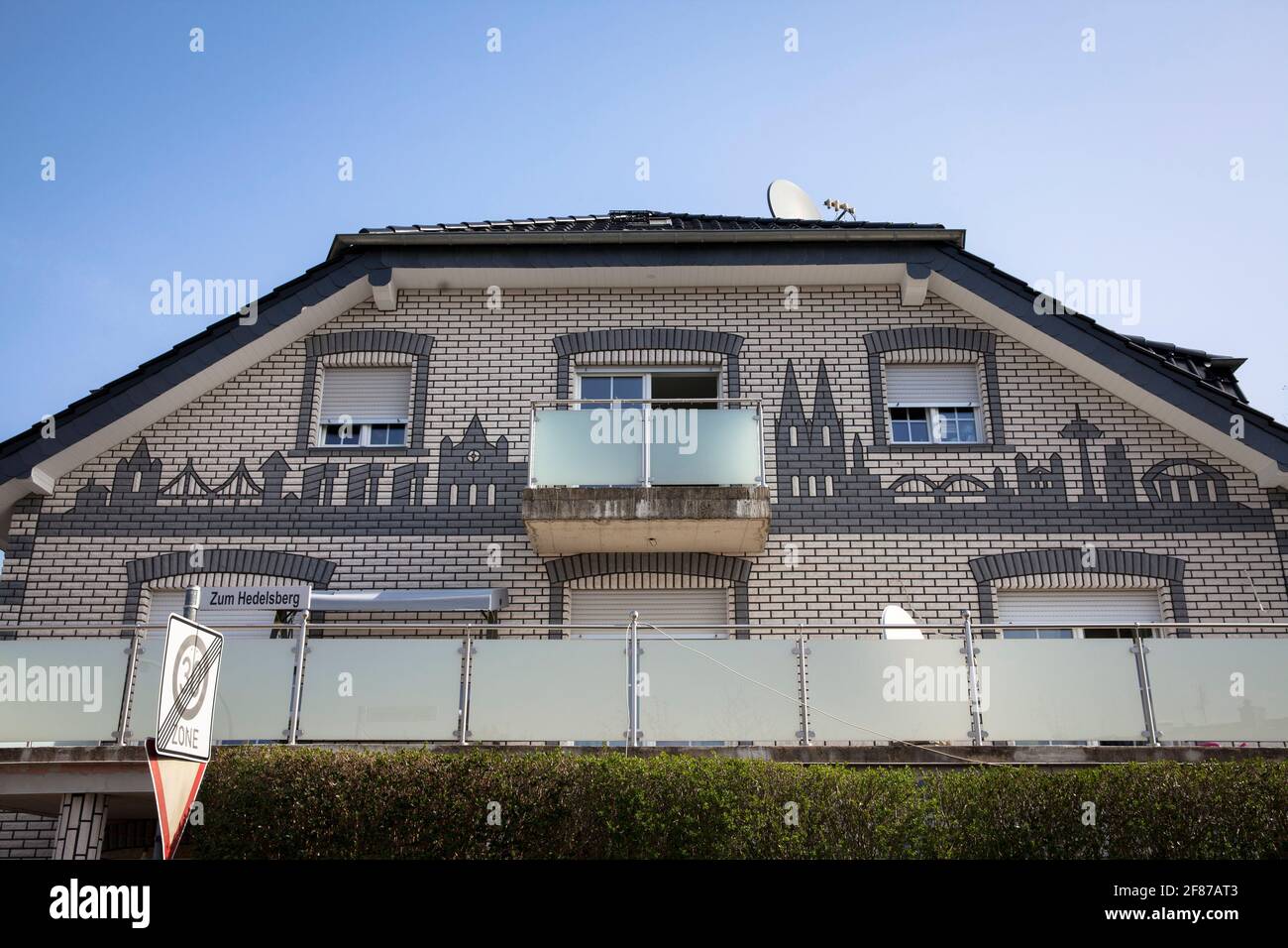 Wohnhaus im Stadtteil Suerth mit einem geklinkelten Panorama von Köln an der Fassade, Köln, Deutschland. Wohnhaus im Stadtteil Suerth mit einem Stockfoto