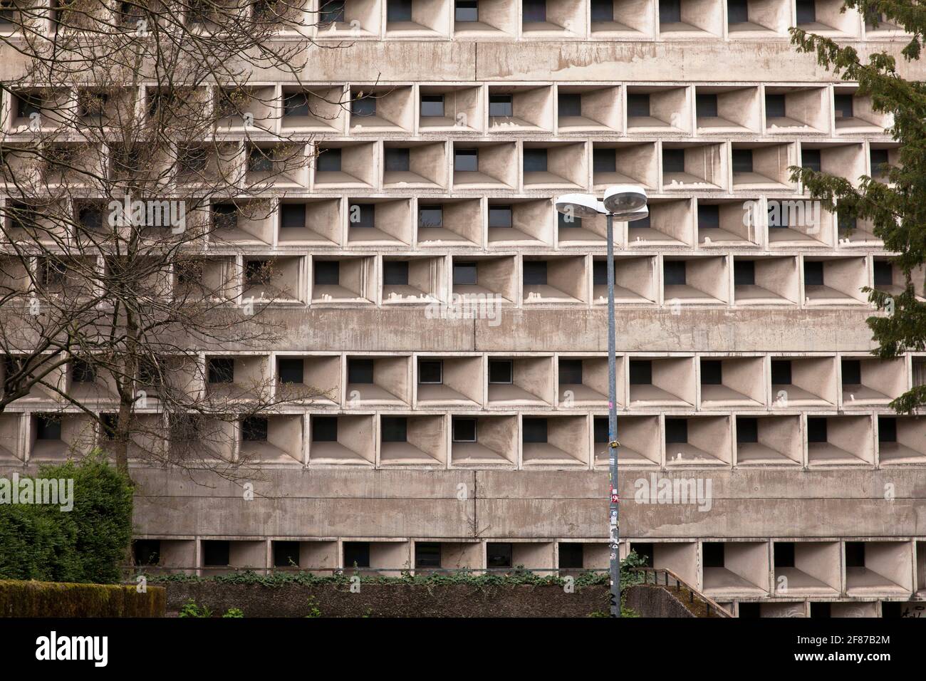 Universitäts- und Stadtbibliothek in der Kerpener Straße im Stadtteil Lindenthal, erbaut 1966 nach Plänen des Architekten Rolf Gutbrod, Köln. Stockfoto