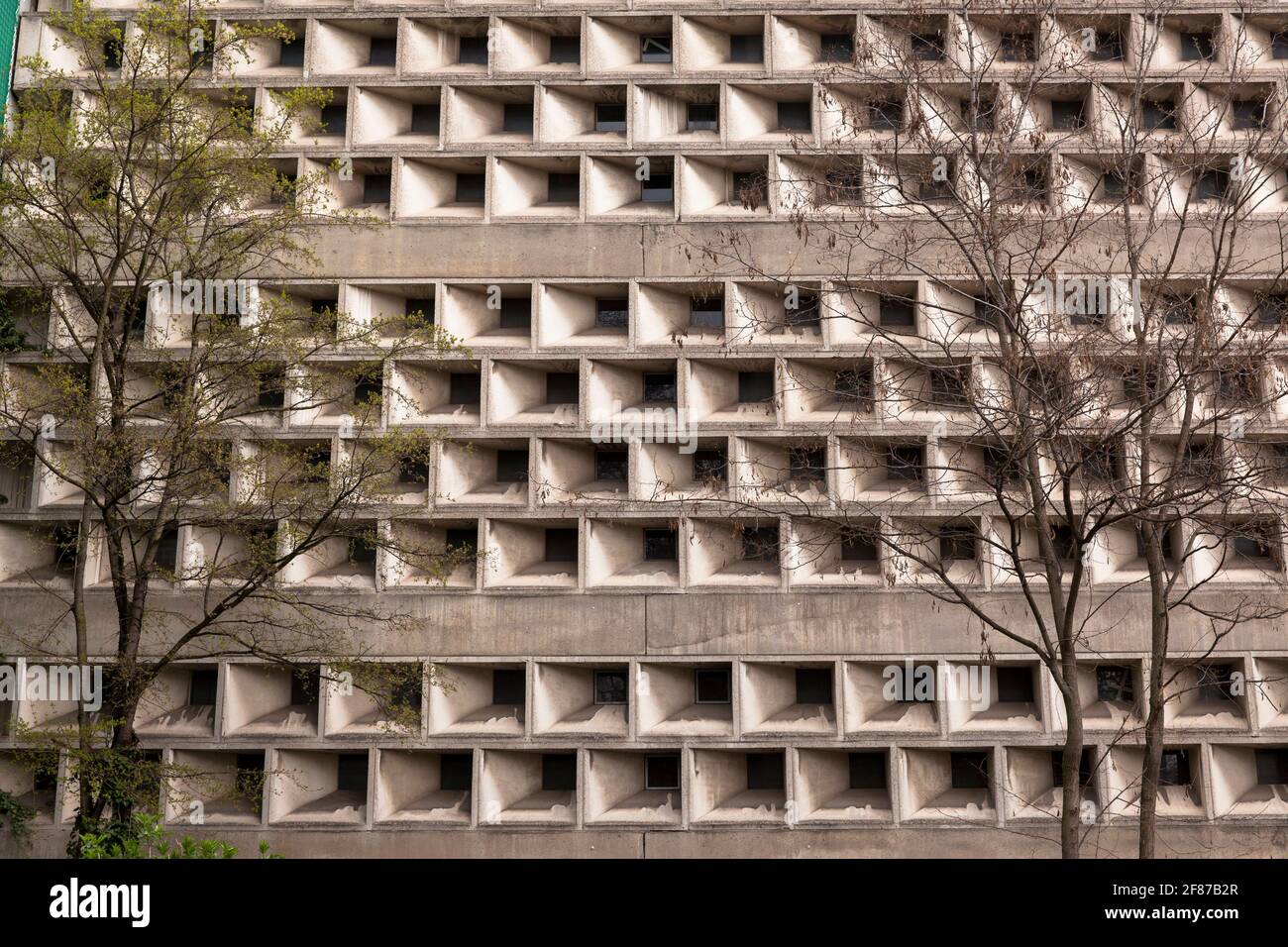 Universitäts- und Stadtbibliothek in der Kerpener Straße im Stadtteil Lindenthal, erbaut 1966 nach Plänen des Architekten Rolf Gutbrod, Köln. Stockfoto
