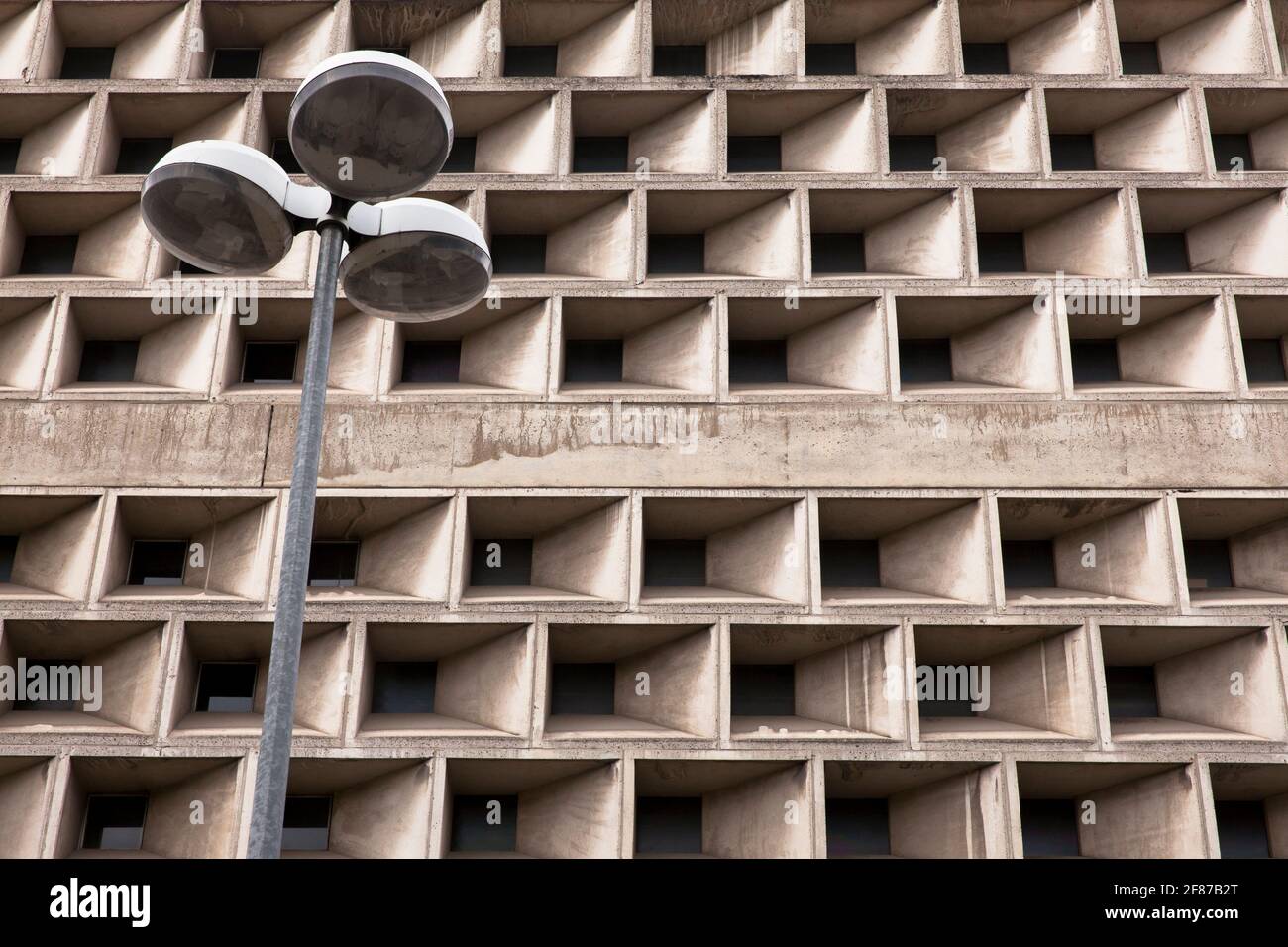 Universitäts- und Stadtbibliothek in der Kerpener Straße im Stadtteil Lindenthal, erbaut 1966 nach Plänen des Architekten Rolf Gutbrod, Köln. Stockfoto