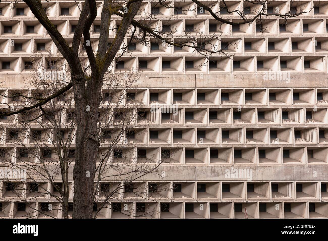Universitäts- und Stadtbibliothek in der Kerpener Straße im Stadtteil Lindenthal, erbaut 1966 nach Plänen des Architekten Rolf Gutbrod, Köln. Stockfoto