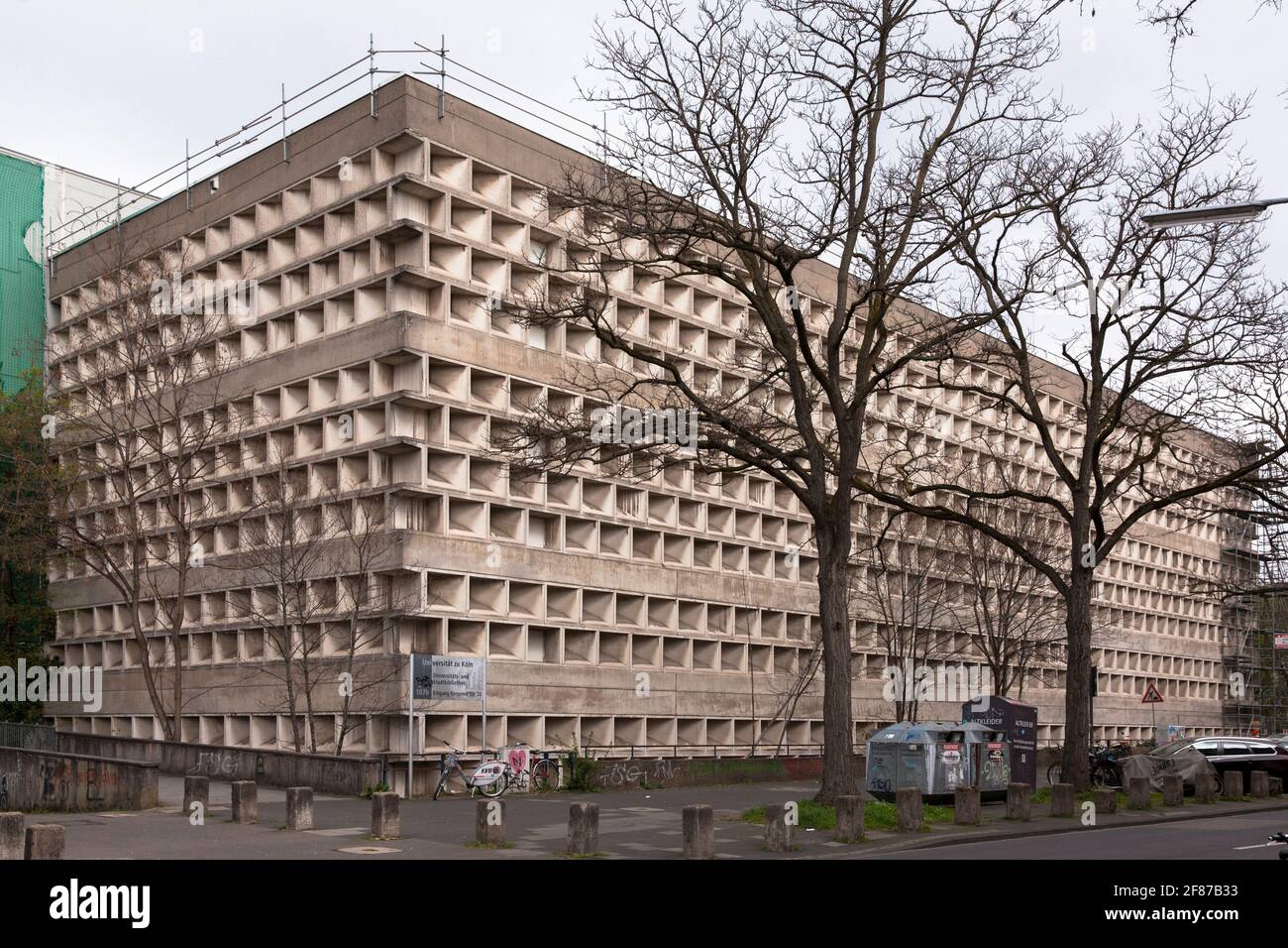 Universitäts- und Stadtbibliothek in der Kerpener Straße im Stadtteil Lindenthal, erbaut 1966 nach Plänen des Architekten Rolf Gutbrod, Köln. Stockfoto