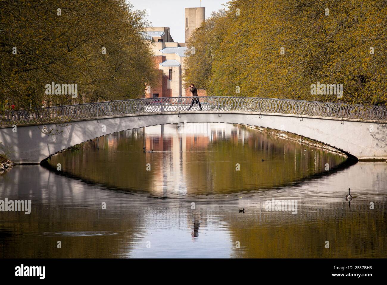 Brücke über den Clarenbachkanal im Ortsteil Lindenthal, im Hintergrund die Kirche Christi Auferstehung des Architekten Gottfried Boehm, Köln Stockfoto