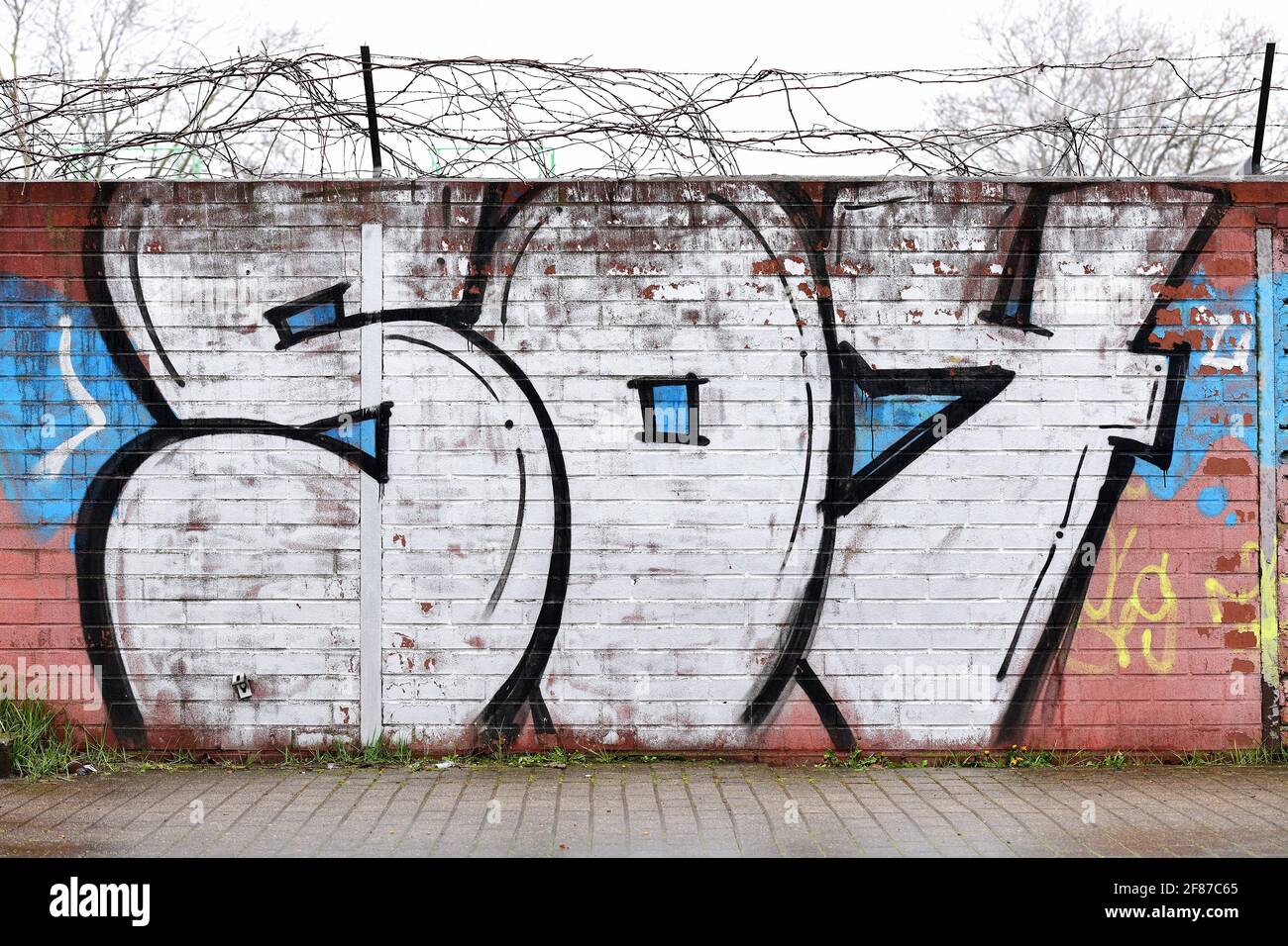 S04-Graffiti an einer Wand mit Stacheldraht im Landkreis Gelsenkirchen-Schalke. Stockfoto