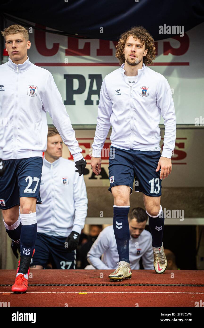 Aarhus, Dänemark. April 2021. Alexander Munksgaard (13) von der AGF steigt in das 3F Superliga-Spiel zwischen Aarhus GF und FC Midtjylland im Ceres Park in Aarhus ein. (Foto: Gonzales Photo/Alamy Live News Stockfoto