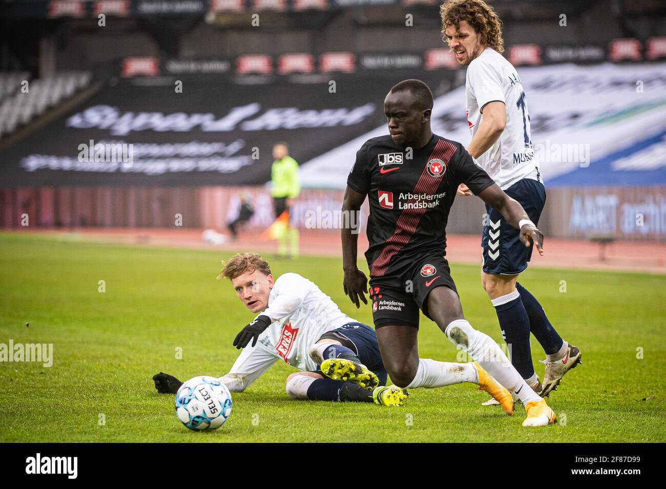 Aarhus, Dänemark. April 2021. Awer Mabil (11) vom FC Midtjylland und Sebastian Hausner (37) vom AGF beim 3F Superliga-Spiel zwischen Aarhus GF und dem FC Midtjylland im Ceres Park in Aarhus. (Foto: Gonzales Photo/Alamy Live News Stockfoto