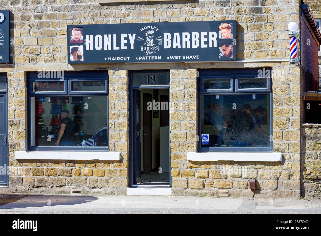 Honley, Holmfirth, Yorkshire, Großbritannien, 05. April 2021. Großbritannien – Honley Barbers, ein neuer Shop in Honley, wird heute eröffnet. RASQ Photography/Alamy Live News. Stockfoto