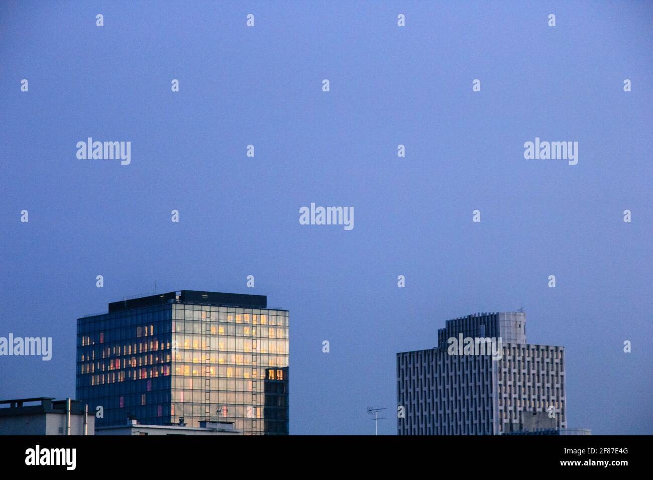 Moderne Gebäude, Skyline bei Sonnenuntergang. Paris, Frankreich. Stockfoto