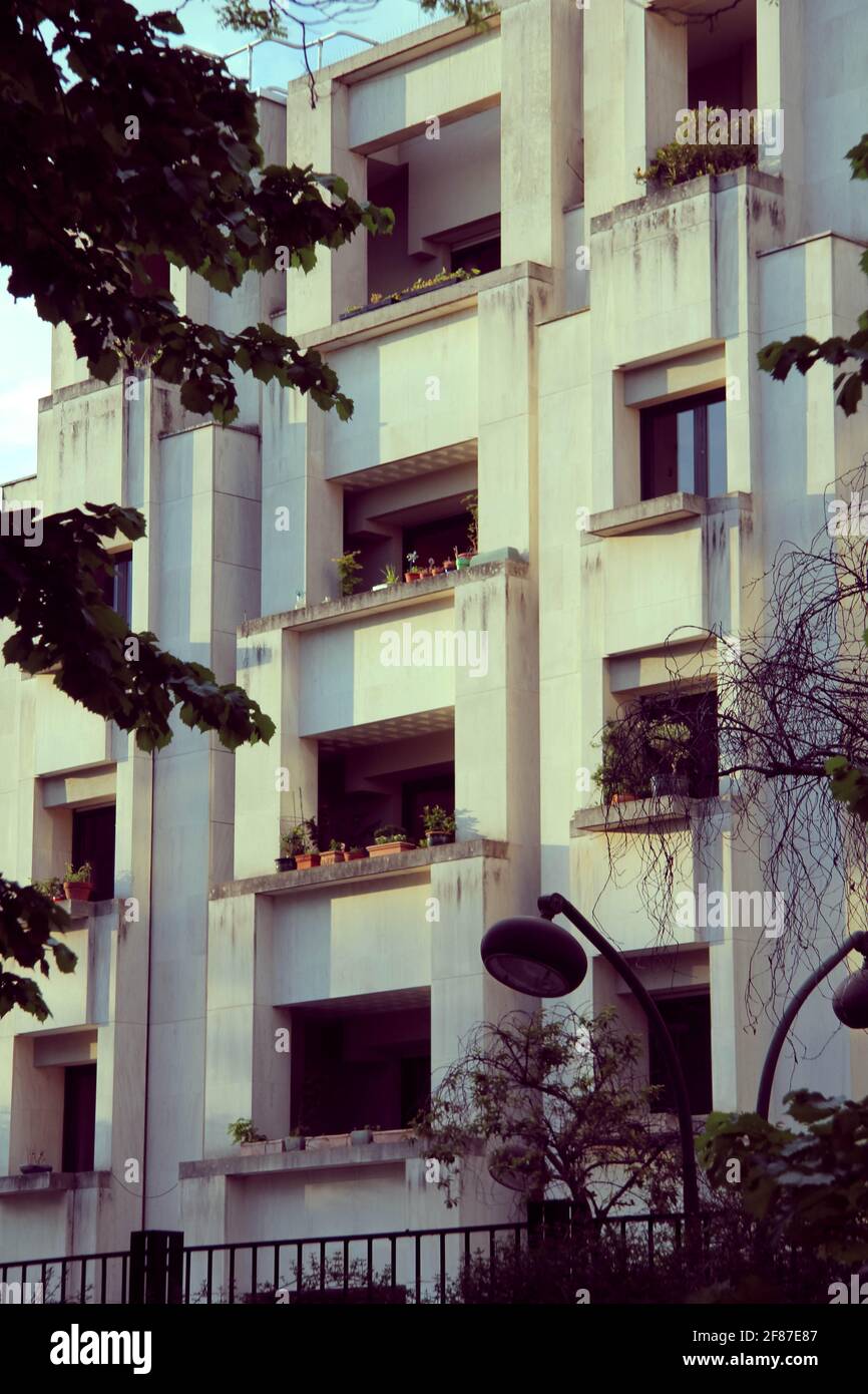 Fassade eines modernen geometrischen weißen Gebäudes Stockfoto