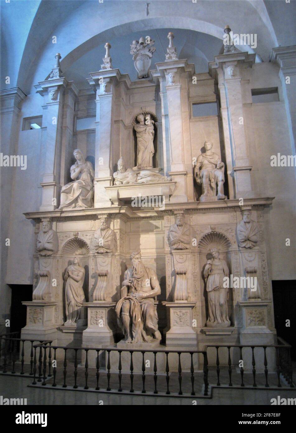 Die Statue von Moses von Michelangelo, in San Pietro in der Kathedrale von Vincoli in Rom, Italien. Eine der berühmtesten Skulpturen der Welt. Stockfoto