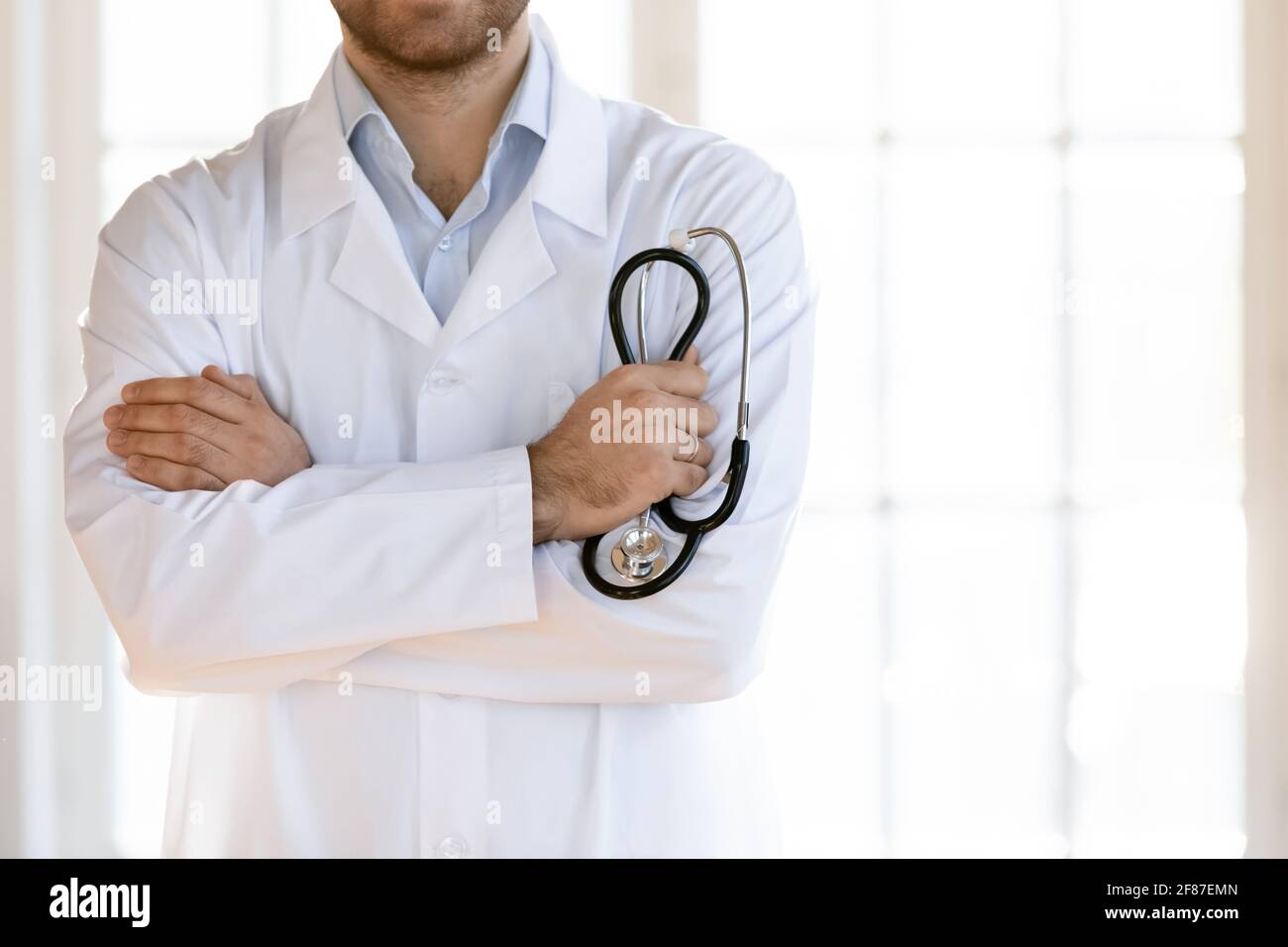 Nahaufnahme des männlichen Arztes in weißer medizinischer Uniform Stockfoto
