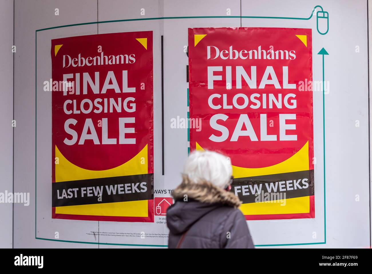 Debenhams-Laden in der High Street, Southend on Sea, Essex, Großbritannien, mit Verkaufsschildern im Schaufenster. Person, die vorbeigeht. Abschließender Abschluss, geschlossen Stockfoto