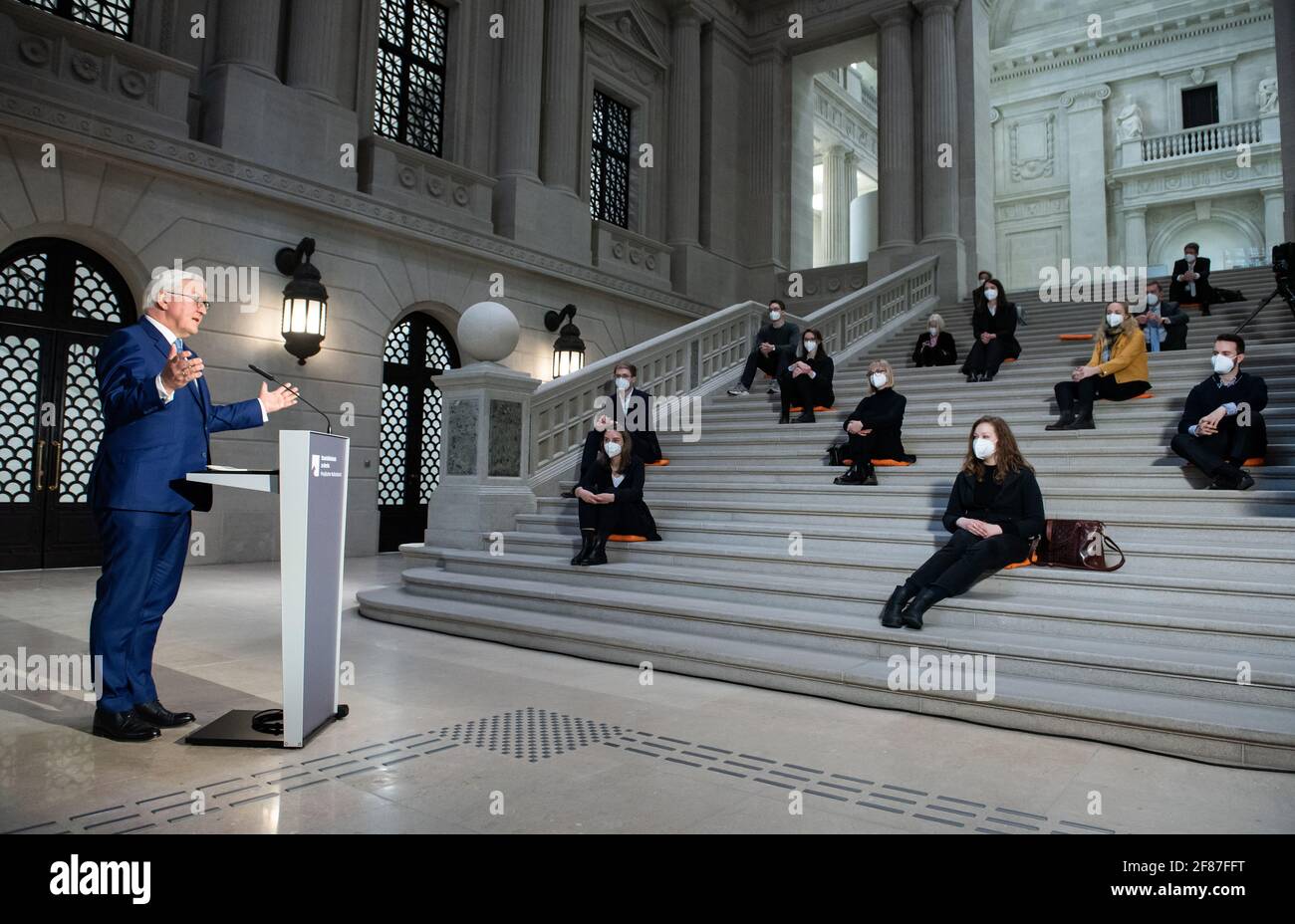 Berlin, Deutschland. April 2021. Bundespräsident Frank-Walter Steinmeier spricht in einem Treppenhaus der wiedereröffneten Staatsbibliothek zu Berlin an Studierende an Hochschulen in Deutschland, die im Livestream verfolgt werden können. Zu Beginn des Sommersemesters will er unter anhaltenden pandemischen Bedingungen möglichst viele Studierende über diesen digitalen Kanal erreichen. Quelle: Bernd von Jutrczenka/dpa Pool/dpa/Alamy Live News Stockfoto