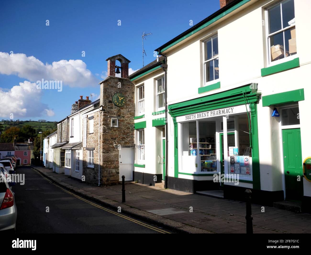 Church Street, South Brent, Devon. Zeigt den Glockenturm und die Uhr, die an das Alte Mauthaus aus dem späten 18. Oder frühen 19. Jahrhundert angeschlossen sind. Stockfoto
