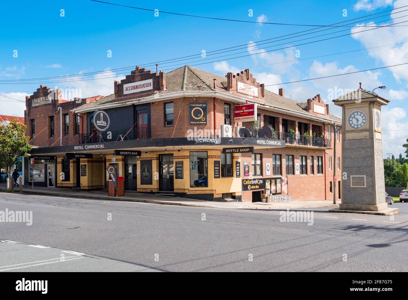 Das in den 30er Jahren erbaute Art Deco Design Commercial Hotel und das DR Evershed Uhr auf der Hauptstraße in Bega ON Die Südküste von New South Wales in Australien Stockfoto