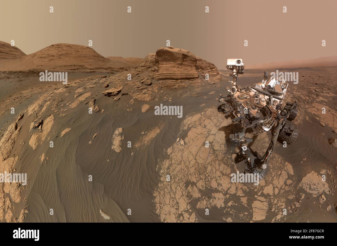 MOUNT MERCOU, MARS - 16. März 2021 - der Mars-Rover Curious der NASA verwendete zwei verschiedene Kameras, um dieses Selfie vor dem Mont Mercou, einem Felsvorsprung, zu erstellen Stockfoto