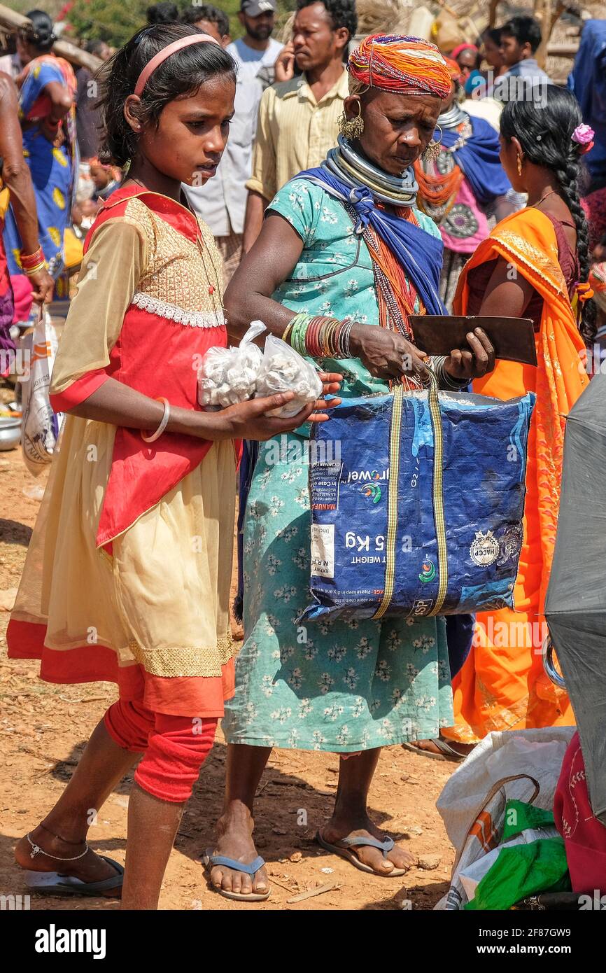 Onukudelli, Indien - 2021. Februar: Adivasi-Frauen aus dem Stamm Bonda auf dem Onukudelli-Markt am 25. Februar 2021 in Odisha, Indien. Stockfoto