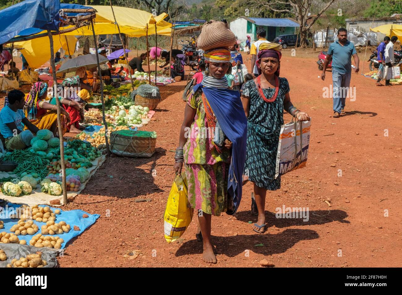 Onukudelli, Indien - 2021. Februar: Adivasi-Frauen aus dem Stamm Bonda auf dem Onukudelli-Markt am 25. Februar 2021 in Odisha, Indien. Stockfoto