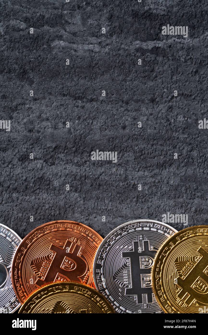 Draufsicht Geschäftskonzept von Bitcoin Kryptowährung Geld auf dunklen schwarzen Schiefer Tisch Hintergrund. Stockfoto