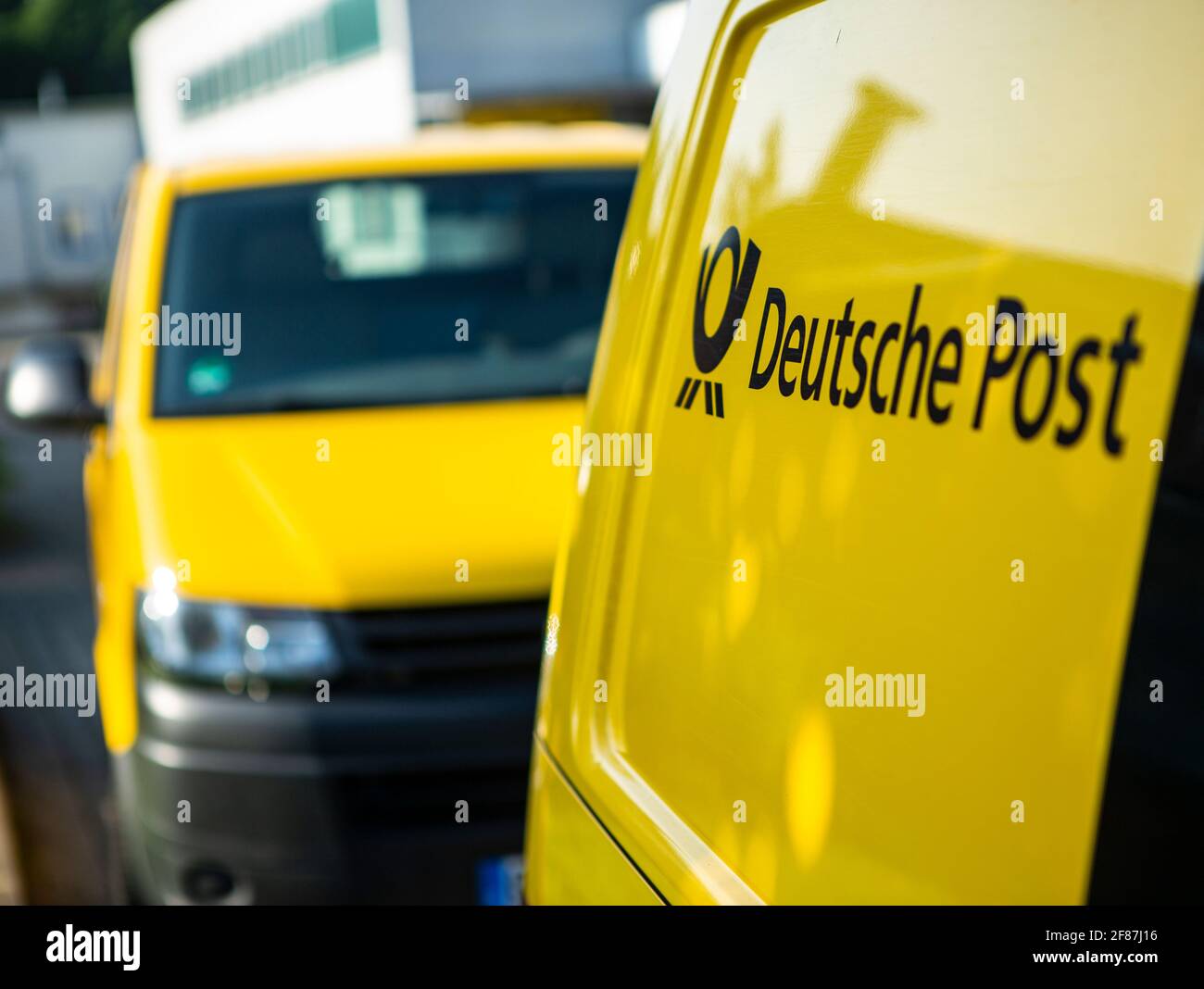 VW Bus der Deutschen Post in knalligem Gelb Stockfoto