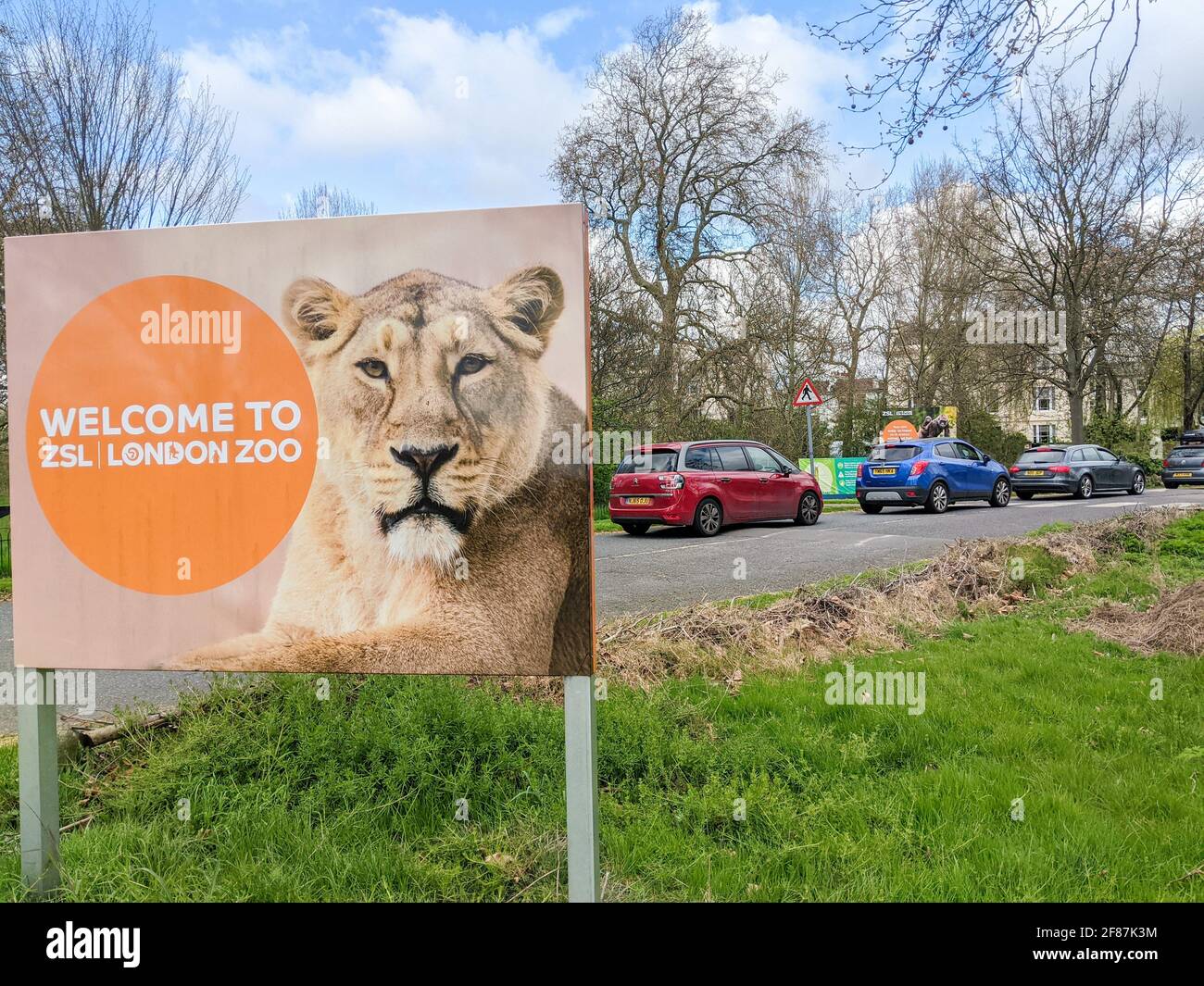 London, Großbritannien. April 2021. Am Eröffnungstag stehen Autos aus dem Parkplatz heraus am ZSL London Zoo und auf den äußeren Kreis des Regent's Park, nachdem 19. Lebensdauer Beschränkungen auferlegt wurden. Der Zoo ist seit dem 4. Januar 2021 für die Öffentlichkeit geschlossen. Kredit: Bradley Taylor / Alamy Live Nachrichten Stockfoto