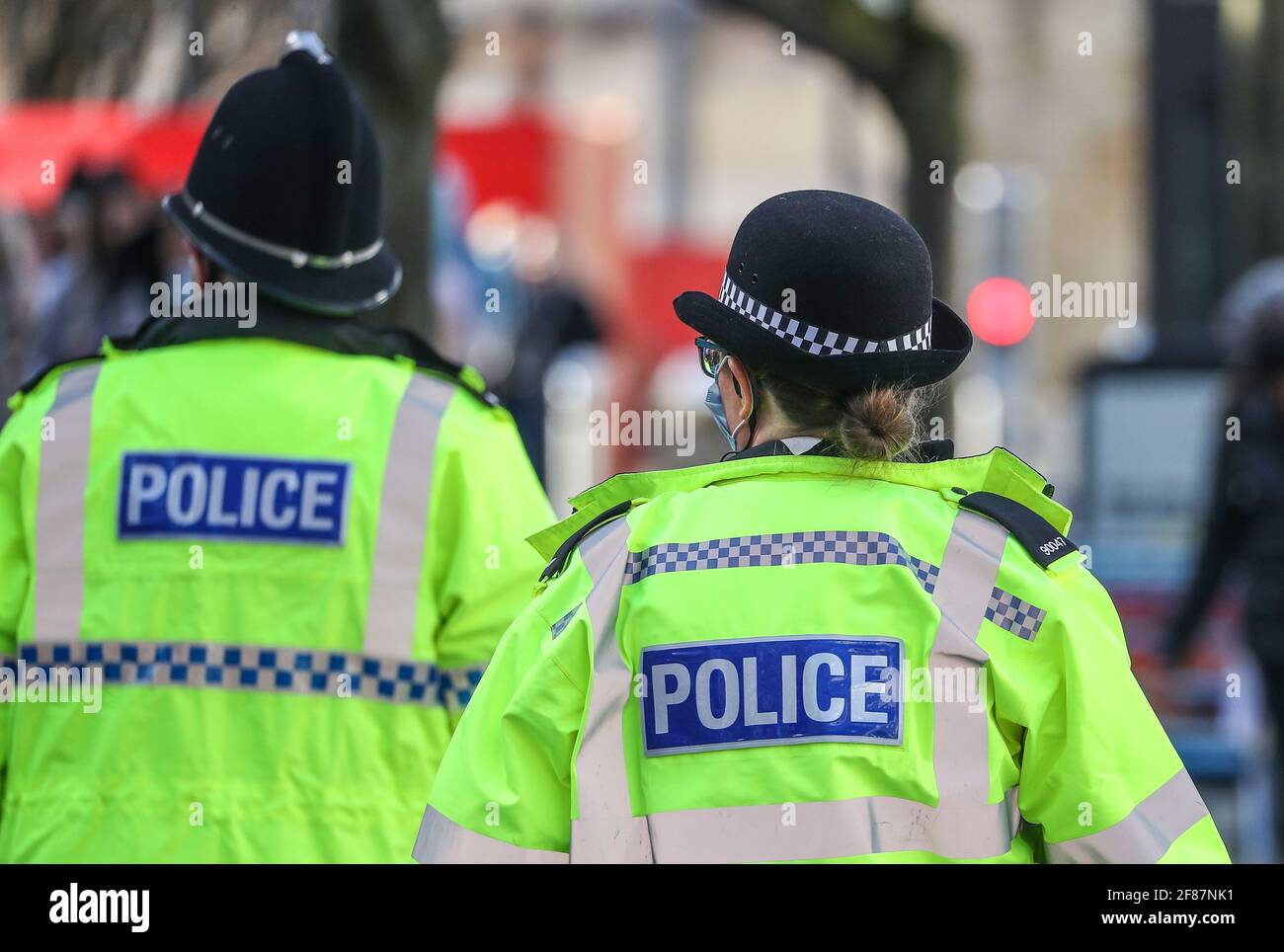 Hampshire Polizeibeamte mit Benzin in Southampton, von hinten abgebildet. Stockfoto