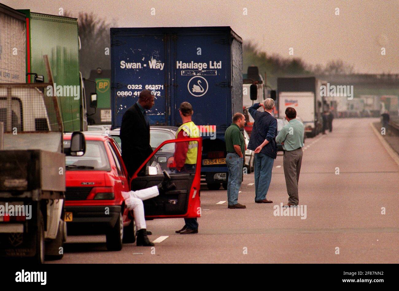 M6-Autobahnverkehr kurz vor der Abfahrt 13 zum Stillstand gekommen Aufgrund einer IRA-Sicherheitswarnung nach einer codierten Warnung Stockfoto