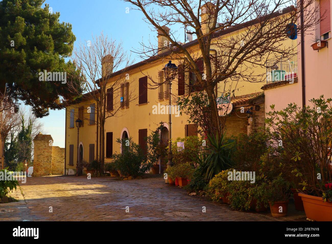 Kleines Dorf in der Nähe von Pesaro, Region Marken, Italien Stockfoto