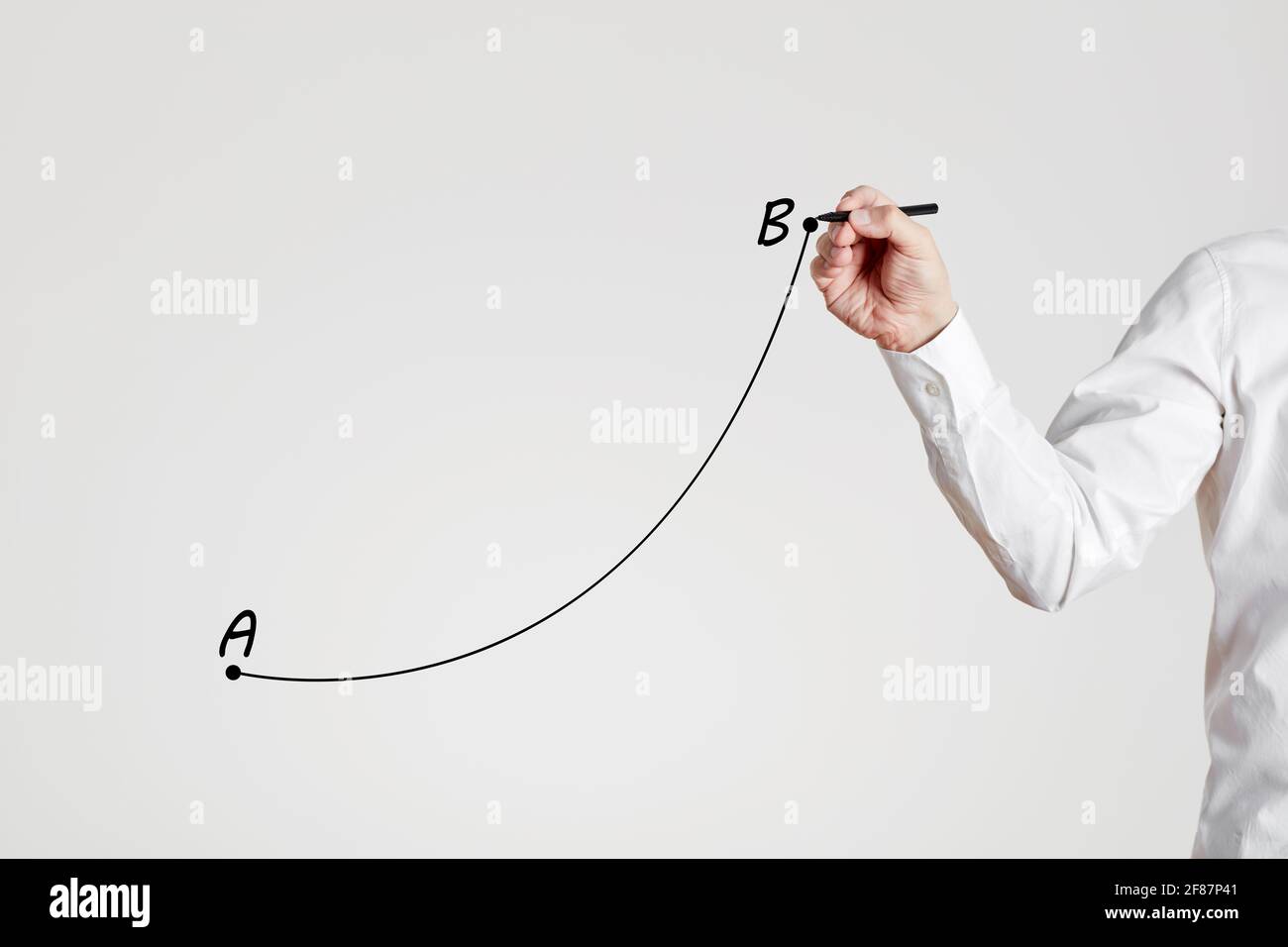 Businessman Hand zieht eine steigende Linie von Punkt A nach Punkt B. Sich im Geschäftskonzept von einem Punkt zum anderen zu bewegen. Stockfoto