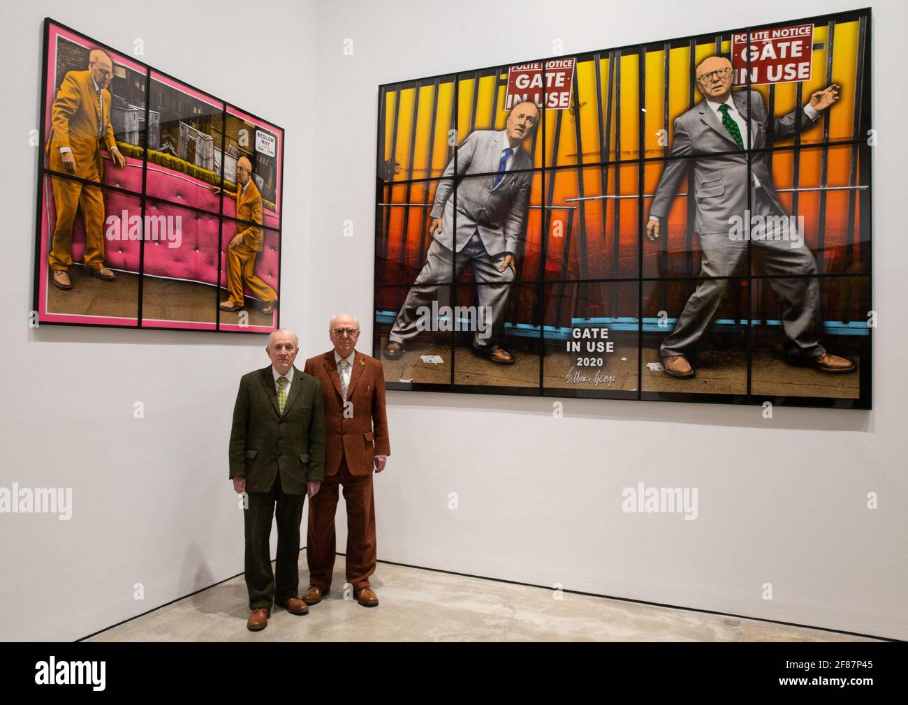 London, Großbritannien. April 2021. ‘NEW NORMAL PICTS', eine Einzelausstellung von Gilbert & George, die 26 neue Bilder zusammenbringt, die von den Künstlern als ‘feierlich, wahnsinnig und supermodern' beschrieben wurden. Die Künstler setzen ihren ‘Pilgrim's Progress' durch Ost-London fort und halten die Stimmung des Augenblicks fest und erscheinen als zonierte Figuren inmitten desorientierender Stadtlandschaften. Kredit: Mark Thomas/Alamy Live Nachrichten Stockfoto