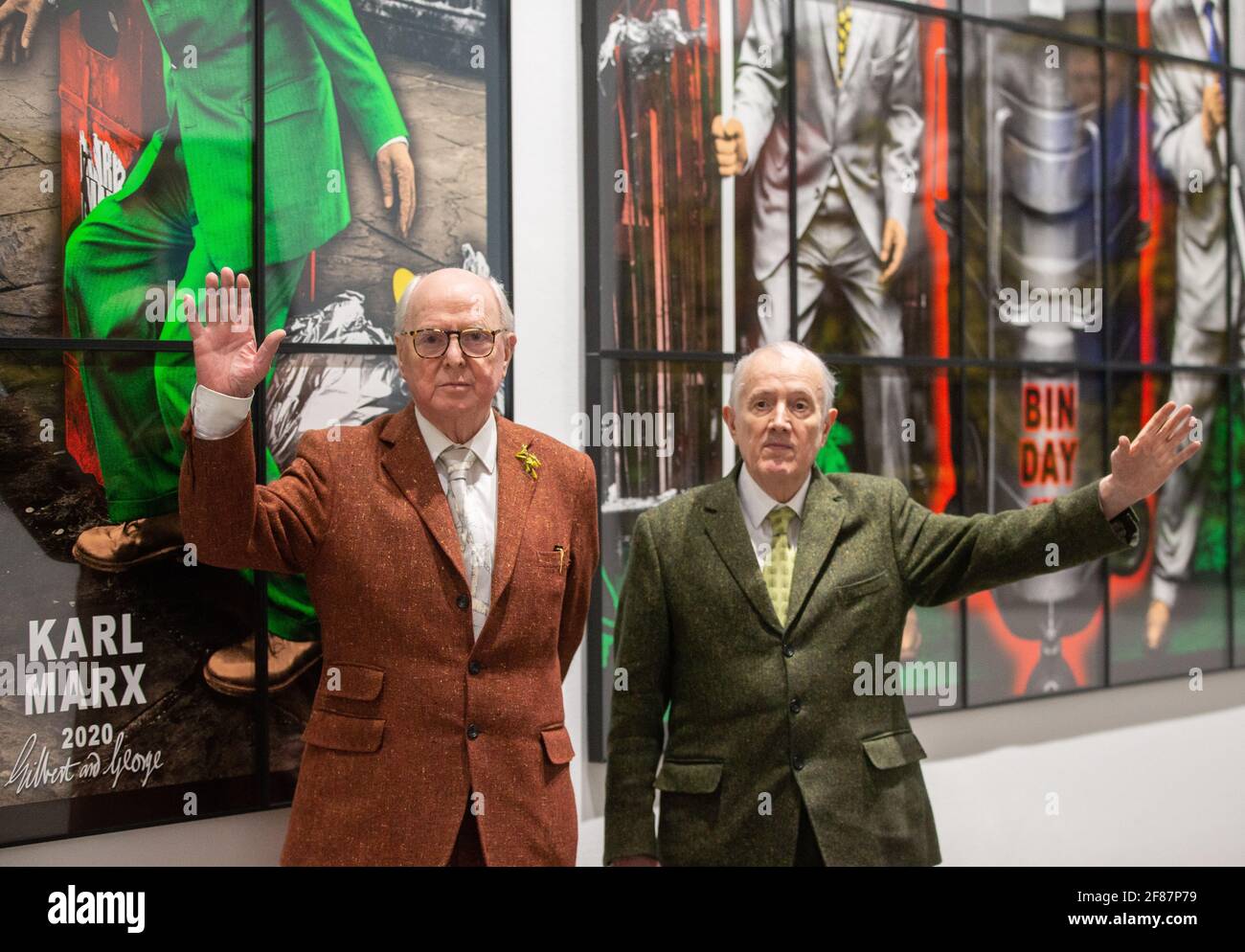 London, Großbritannien. April 2021. ÔNEW NORMAL PICTURESÕ, eine Einzelausstellung von Gilbert & George, die 26 neue Bilder zusammenbringt, die von den Künstlern als Ôcelebratory, verrückt und super-modernÕ beschrieben wurden. Die ProgressÕ Künstler setzen ihre ÔPilgrim im Osten Londons fort und fangen die Stimmung des Augenblicks ein und erscheinen als zonierte Figuren inmitten desorientierender Stadtlandschaften. Kredit: Mark Thomas/Alamy Live Nachrichten Stockfoto