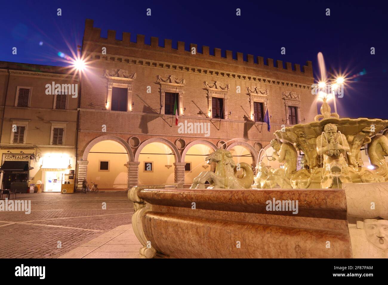Pesaro, Blick auf den Hauptplatz mit dem herzoglichen Palast im Hintergrund Stockfoto