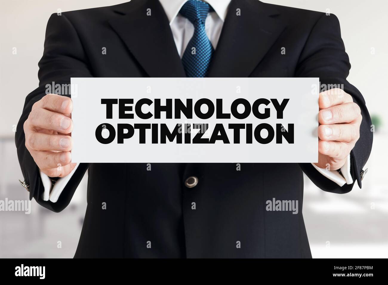 Geschäftsmann zeigt ein Banner mit der Nachrichtenoptimierung. Business-Technologie-Konzept. Stockfoto