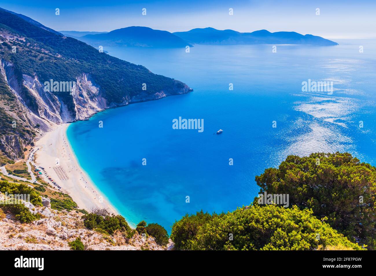 Kefalonia, Griechenland. Panoramablick über den Strand von Myrtos, Assos. Stockfoto