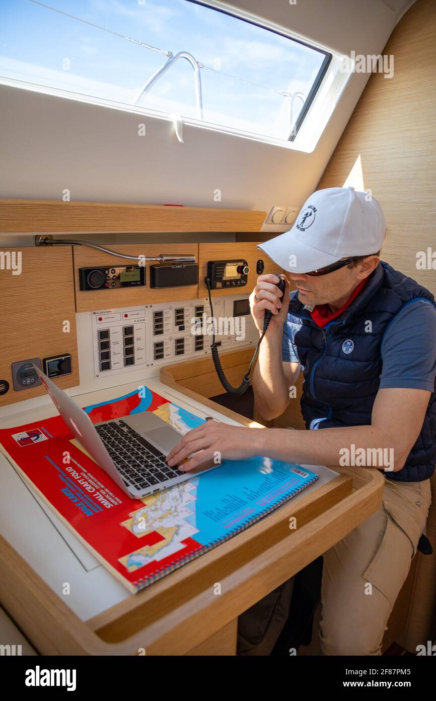 Stari Grad, Kroatien - 28.03.2021: Kapitän spricht im Radio an Bord der Yacht, Kroatien Stockfoto