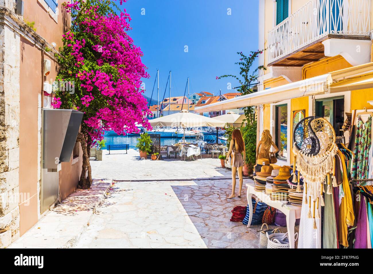 Kefalonia Island, Griechenland. Geschäfte im Dorf Fiskardo. Stockfoto