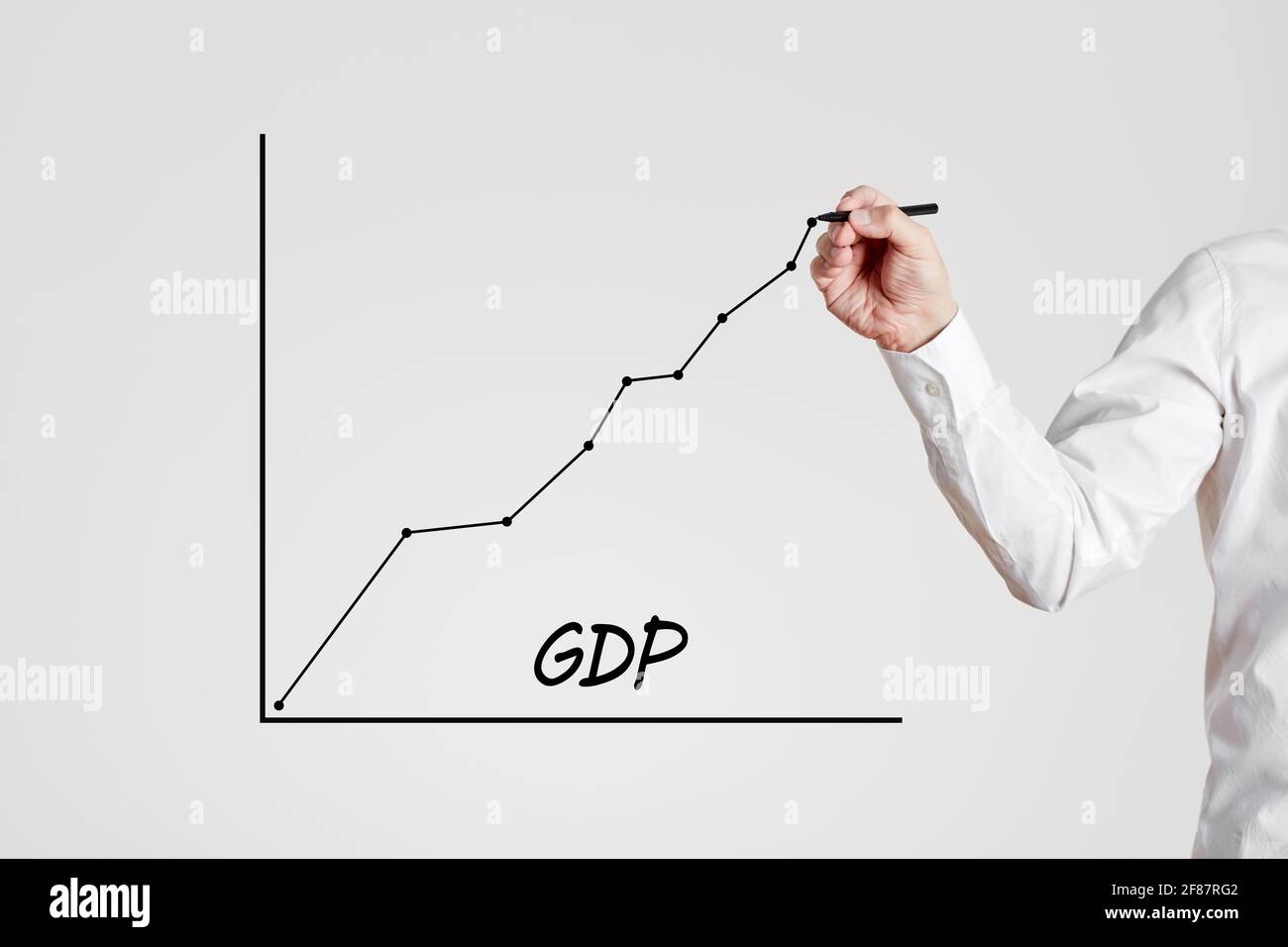 Businessman Hand zeichnet eine steigende Liniengrafik mit dem Wort GDP. Konzept zur Steigerung des Bruttoinlandsprodukts. Stockfoto