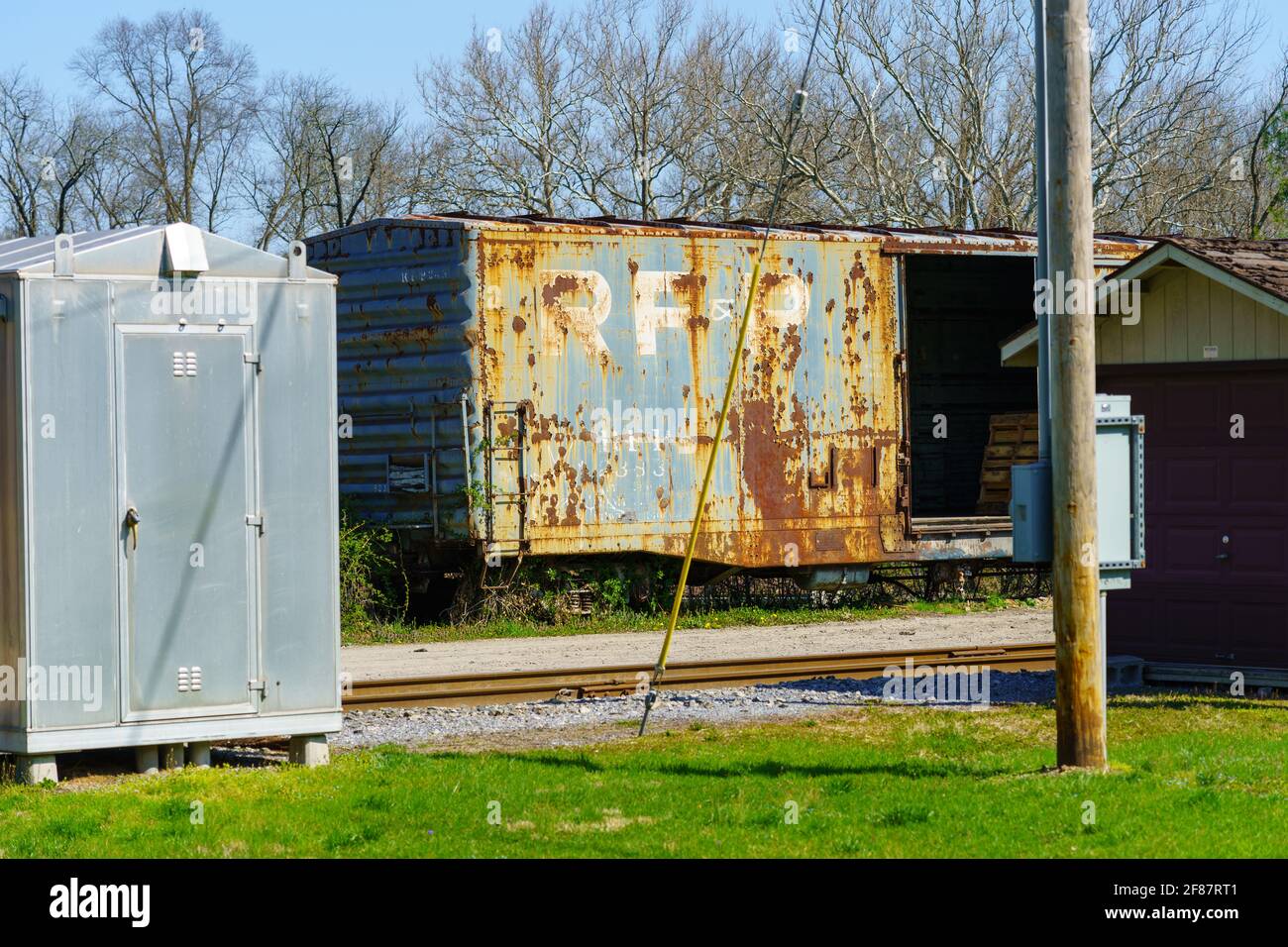 Embreeville, PA, USA - 6. April 2021: Ein rostiger alter boax-Wagen an einem Bahnübergang im ländlichen Chester County, P Stockfoto