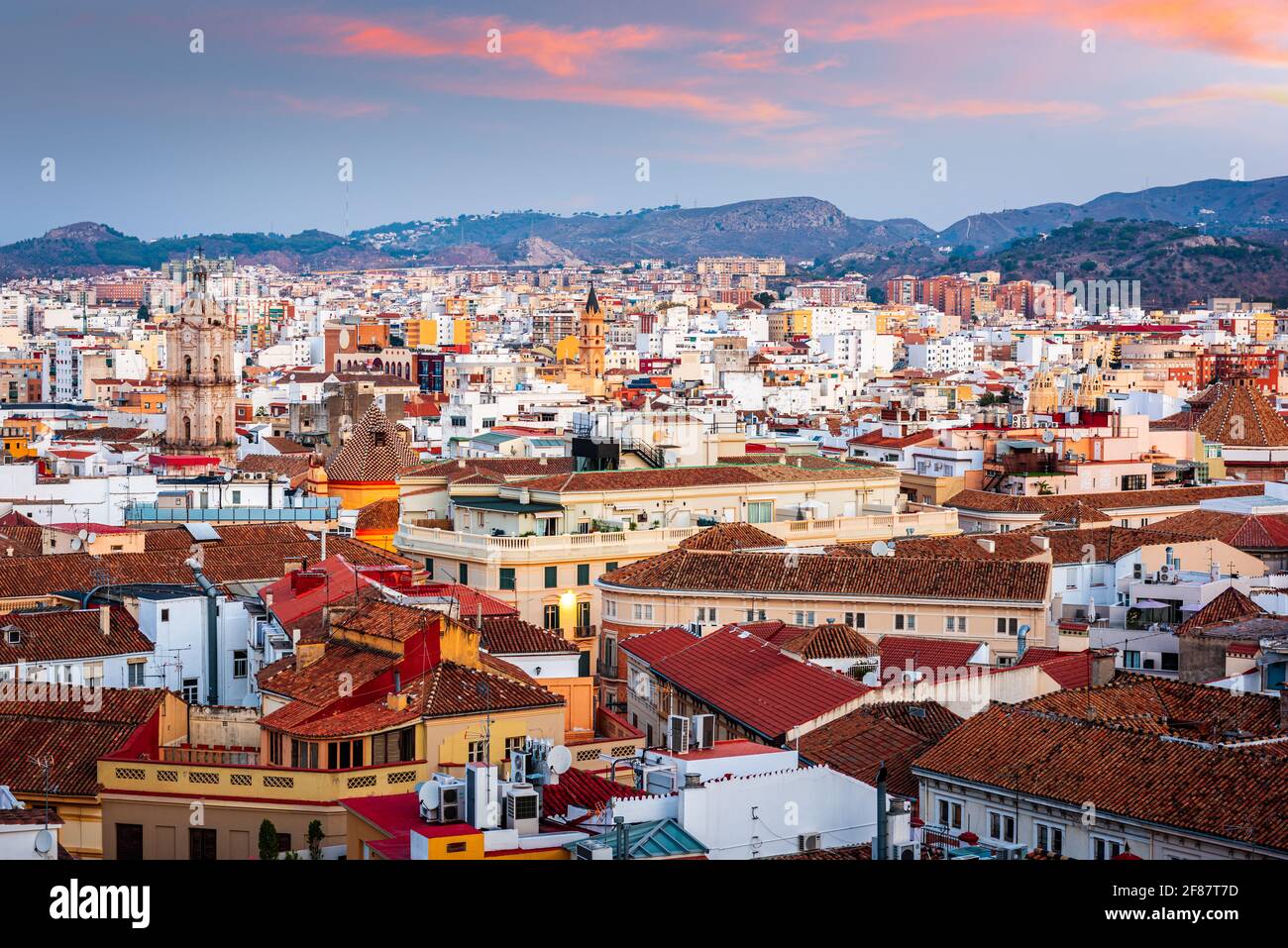 Malaga, Spanien Blick auf die Stadt von einem Dach in der Abenddämmerung. Stockfoto