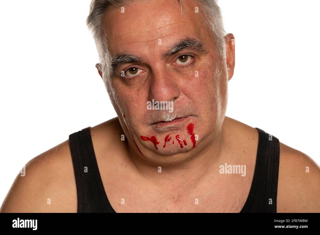 Mann beim Rasieren geschnitten mit schmerzhaften Gesichtsausdruck  Stockfotografie - Alamy