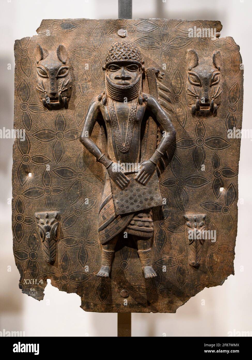 London. England. Benin Bronzen auf Anzeige an das Britische Museum, Messing Plaketten von der Royal Court Palace des Königreichs Benin, 16. und 17. Jahrhunderts. Stockfoto