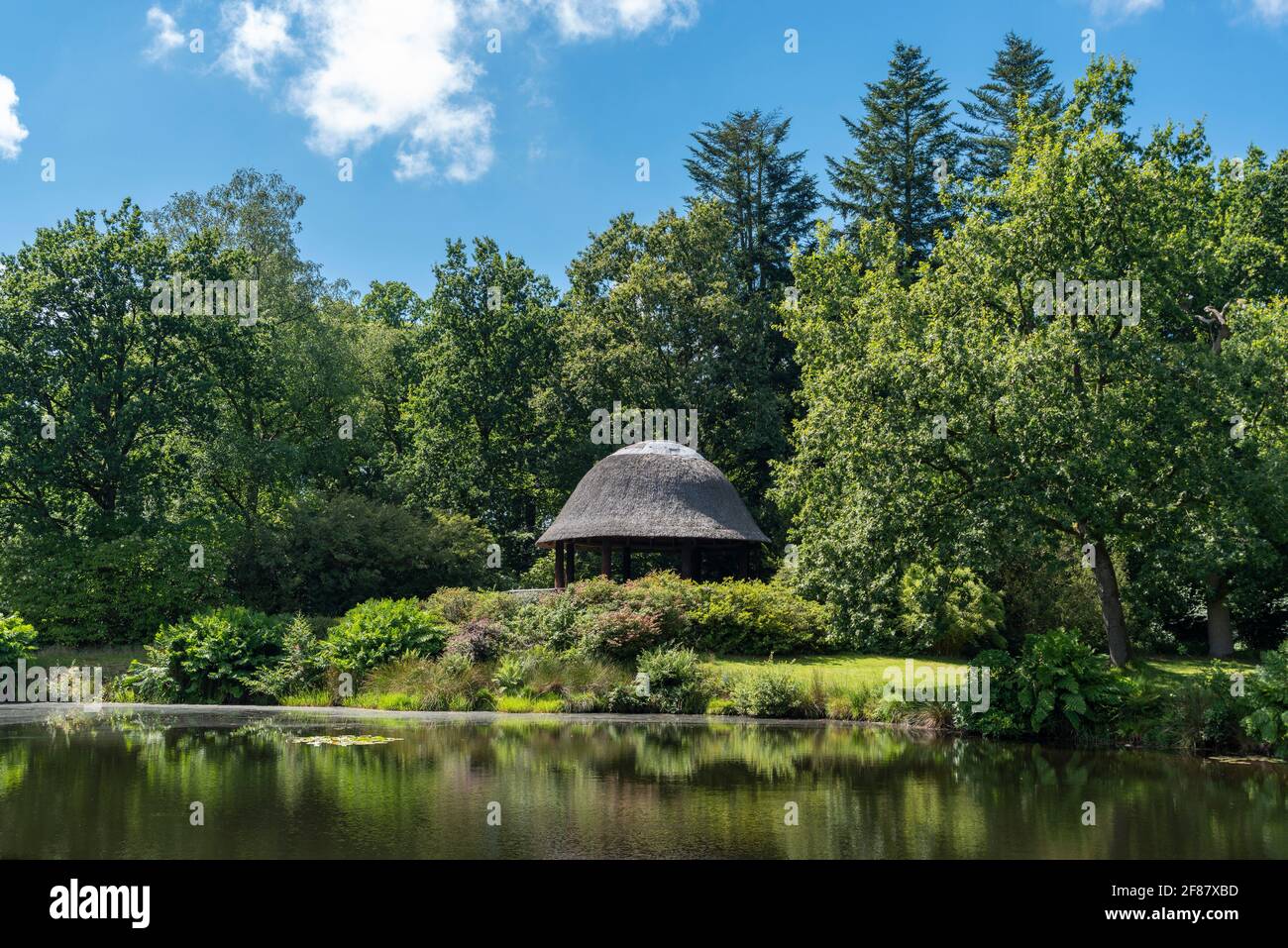 See mit Pavillon im Landschaftsgarten und Schlosspark von Schloss Lütetsburg, Lütetsburg, Niedersachsen, Deutschland, Europa Stockfoto