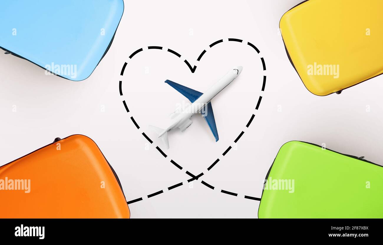 Spielzeug Flugzeug in Herzform Rahmen zwischen Koffern Stockfoto