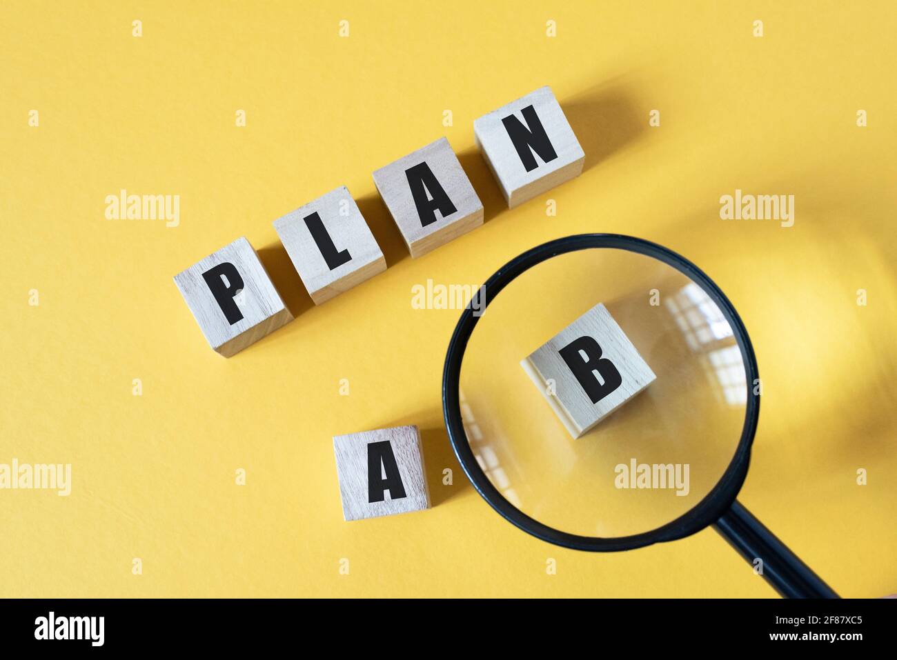 Vergrößern des Zooms auf Plan B vor gelbem Hintergrund. Konzept von Strategie, Business Management und Option Stockfoto