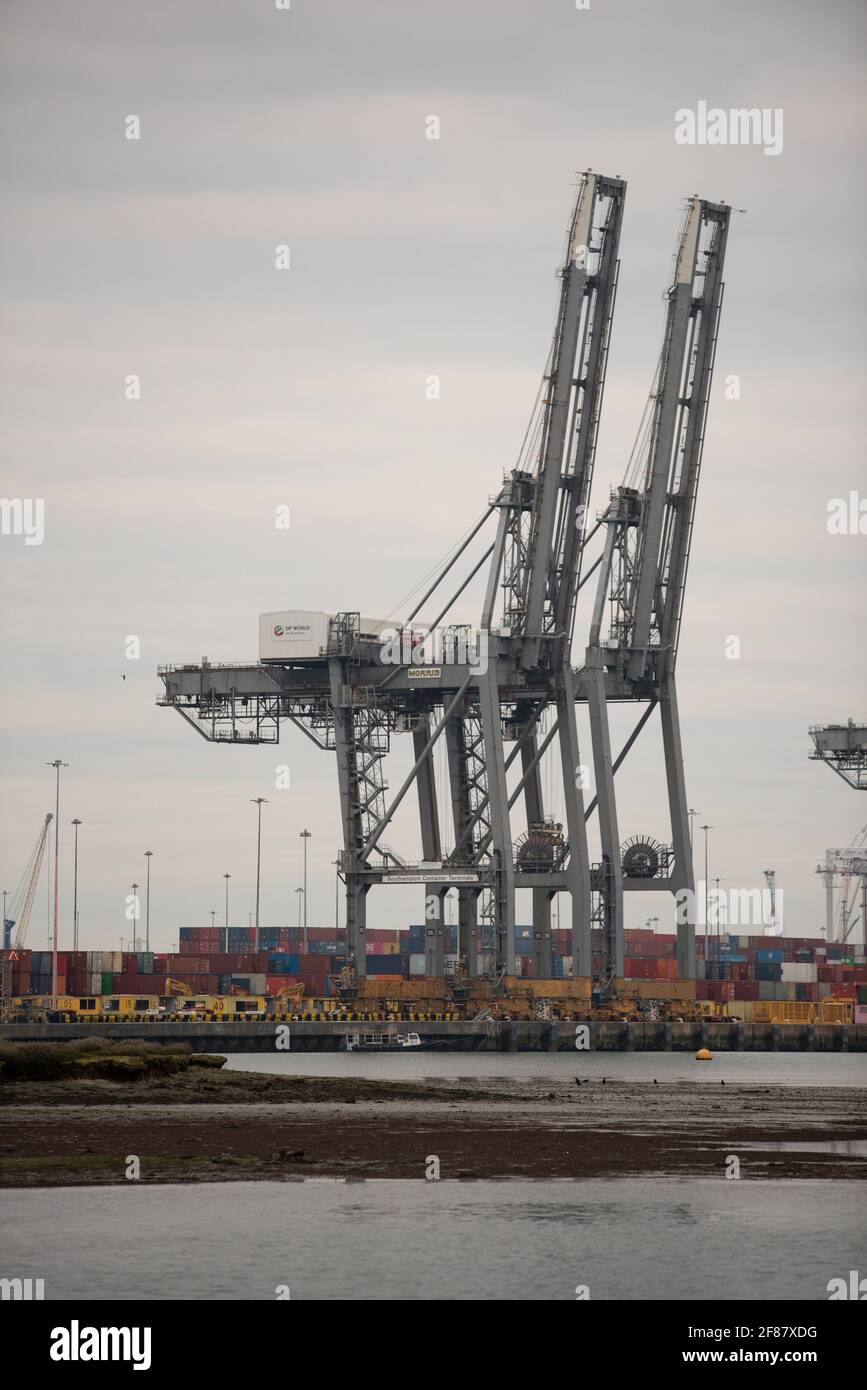 Porträt von Kränen am Southampton Docks Terminal DP-Depot Stockfoto